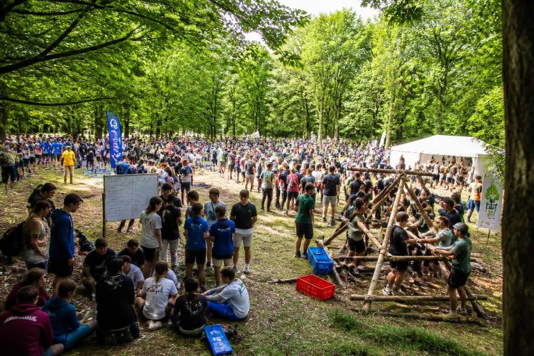 découvrez comment plus de 400 jeunes de toute la france se sont réunis à bois-de-haye pour participer à un défi national exceptionnel, renforçant esprit d'équipe et engagement.