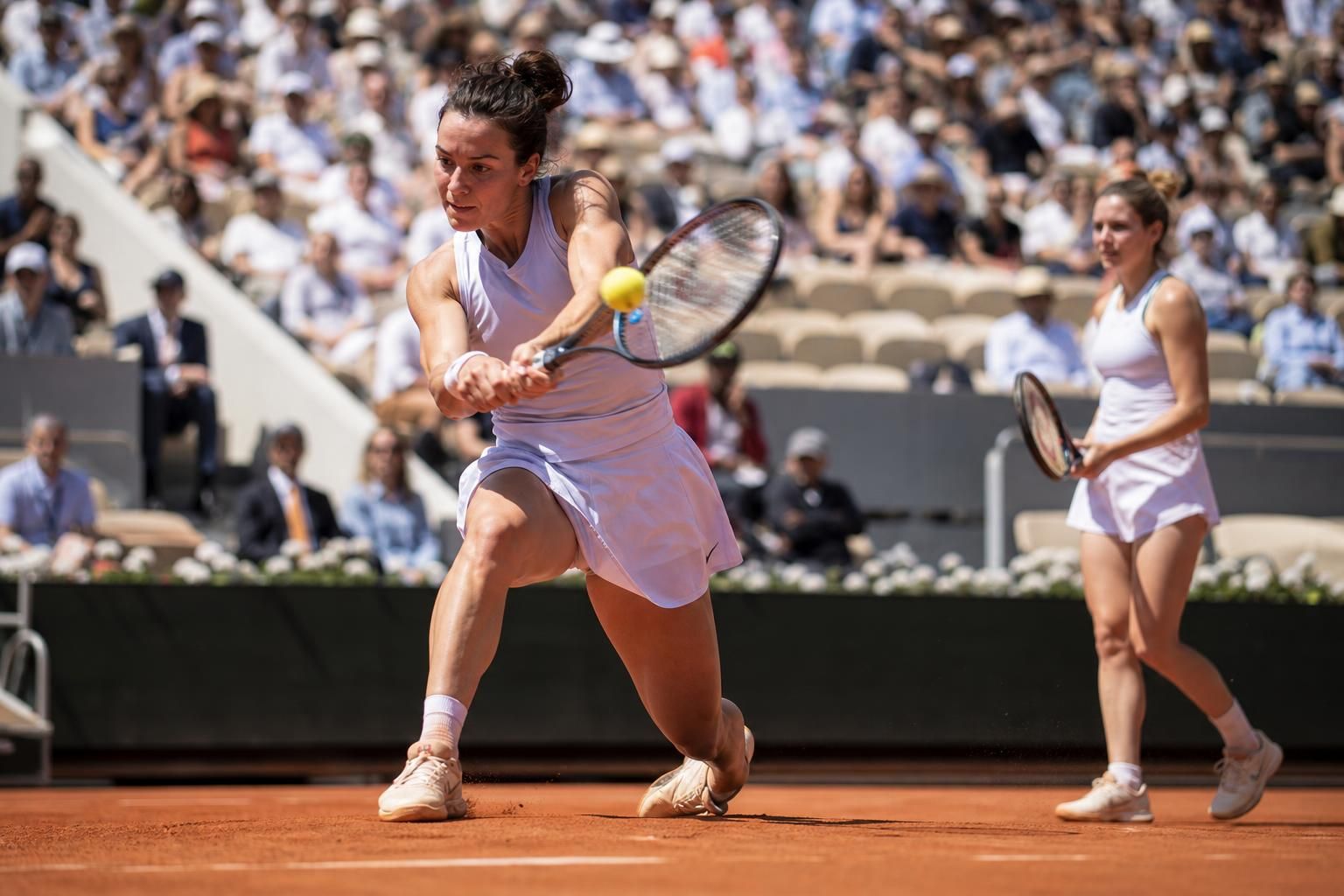 follow the live action of roland-garros 2026 as loïs boisson fights through a challenging opening match, with a spotlight on elsa jacquemot's standout performance.