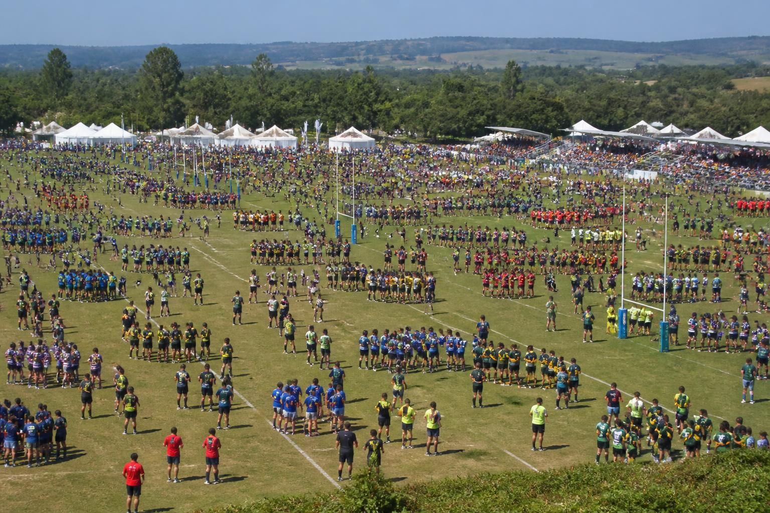 près de 1 000 joueurs et 200 encadrants se préparent à s'affronter lors du tournoi de rugby du cassoulet, un événement sportif majeur rassemblant passion et compétition.