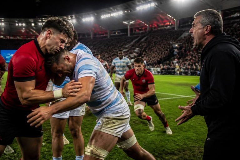 revivez le match stade toulousain vs racing marqué par un coup de tête controversé, le retour tant attendu d’antoine dupont et les déclarations étonnantes de patrice colla.