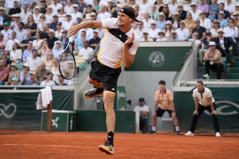 tennis/roland-garros: zverev advances smoothly to the second round as french players encounter tough matches on the challenging opening day.
