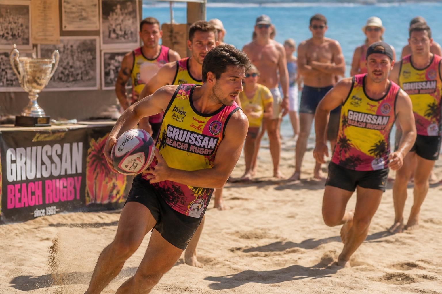 découvrez l'histoire méconnue de la chasuble iconique du gruissan beach rugby, un symbole que certains ne portent que pour le maillot, entre passion et traditions estivales.