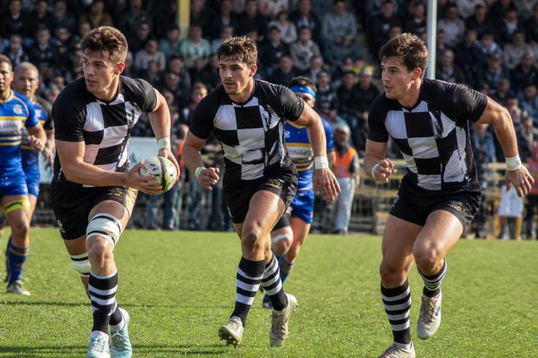 découvrez l'histoire des trois frères raynier réunis au ro castelnaudary en fédérale 1, unis sur le terrain et en pleine action dans le rugby en aude.