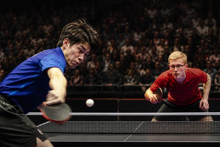 félix lebrun faces challenges against matsushima's powerful serve in the intense smash de los semifinals, highlighting a thrilling table tennis showdown.